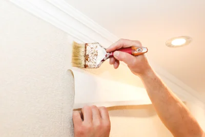 Pose de papier peint à Créances — revêtements muraux et toiles de verre